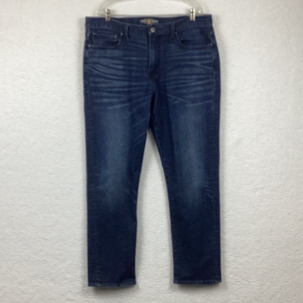 Lucky Brand Men’s 410 Athletic Fit Straight Leg Jeans. Size 38x32